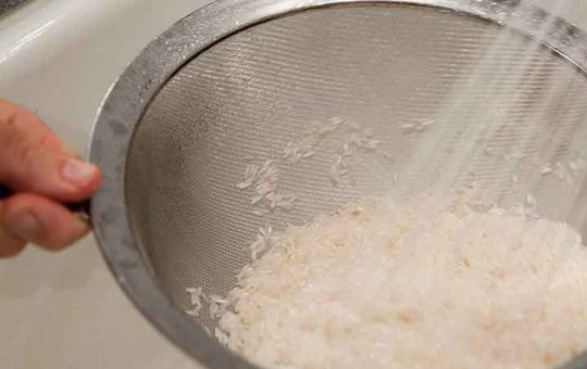 1. Этап. Пряный рис: Первым делом промойте рис до прозрачной воды и залейте его холодной водой на полчаса. Слейте воду. Вскипятите воду, посолите, положите туда рис, кардамон и корицу, варите в течение 10 минут.