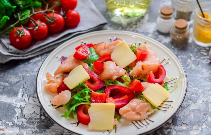 1. Этап. Салат с соленой красной рыбой: Твердый сыр нарежьте пластинами или натрите на крупной терке. Добавьте сыр в салат. Черри нарежьте пополам или на 4 дольки, выложите в салат.