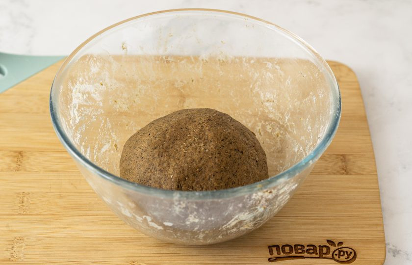 1. Этап. Ржаной хлеб: Скатайте тесто в шар, накройте пленкой и уберите на 1-1,5 часа в теплое место.