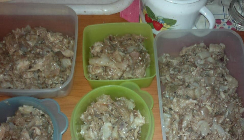 1. Этап. Холодец из баранины: 2. Достаем мясо, остудим. Жилки оставляем. Шкуру с копыта и рульки выкидываем. Делим мясо руками на небольшие кусочки. Особенно не мельчите. И ножом резать не советую. Раскладываем мясо по формочкам.