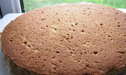 1. Этап. Торт Кутузов: 5. Следующий корж слегка смазать кремом и оставить, чтобы пропитался минут 5-10. Смазанной стороной укладываем его поверх первого коржа.