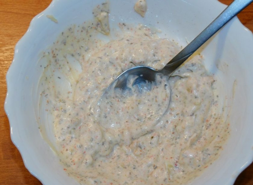 1. Этап. Курица в майонезном маринаде: Добавьте соль и специи.