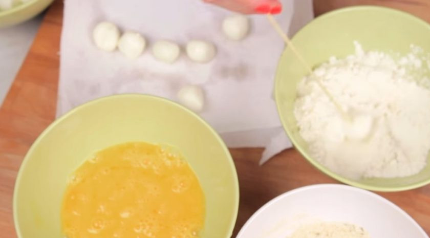 1. Этап. Сырные шарики (2 рецепта): 1. Для начала слейте жидкость с моцареллы и аккуратно промокните ее бумажным полотенцем. После этого подготовьте панировку: в панировочные сухари добавьте соль и тимьян, хорошо перемешайте.