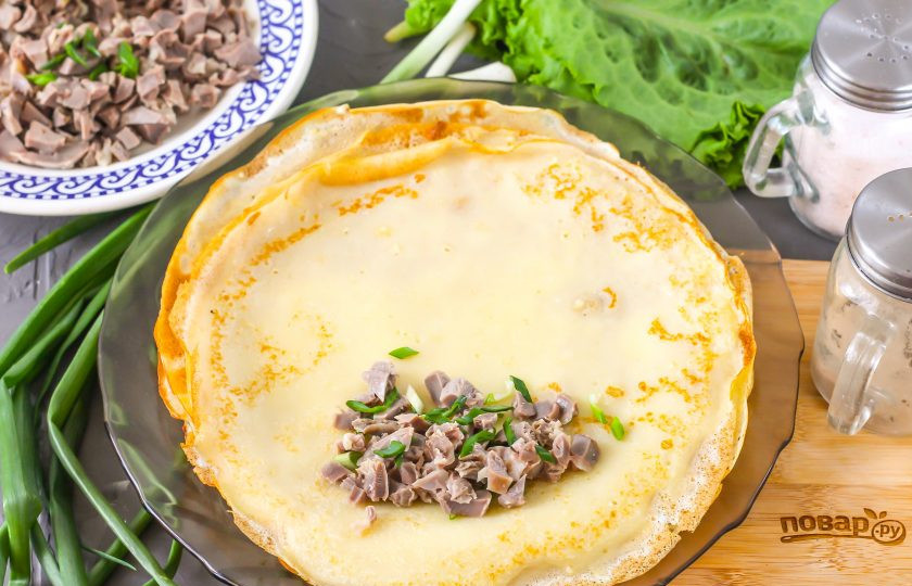 1. Этап. Блины с куриными желудками: Выложите часть начинки на край блина.