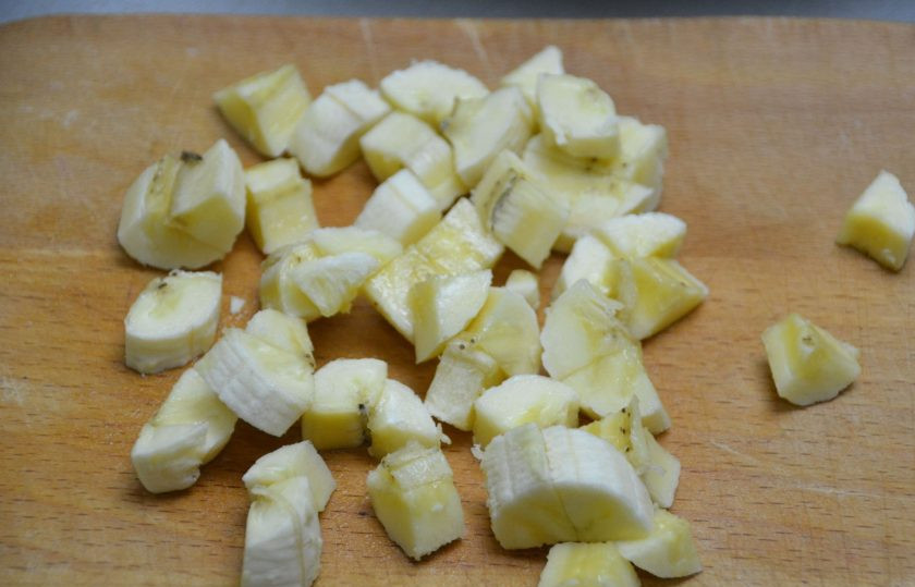 1. Этап. Постный фруктовый салат: Нарежьте банан соразмерно кусочкам груши и яблока.