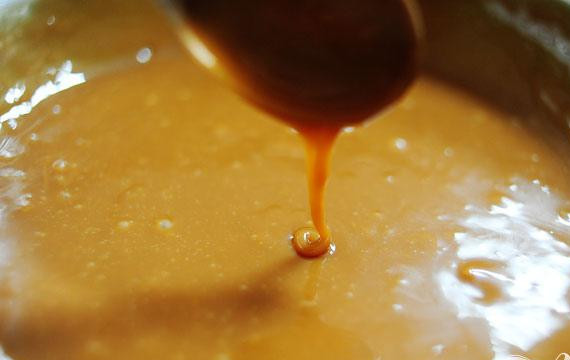 1. Этап. Шоколадные пирожные с орехами: 3. В пароварке (или в кастрюле, установленной над другой кастрюлей с кипящей водой) растопить карамельки с дополнительной 1/2 чашки сгущенного молока.