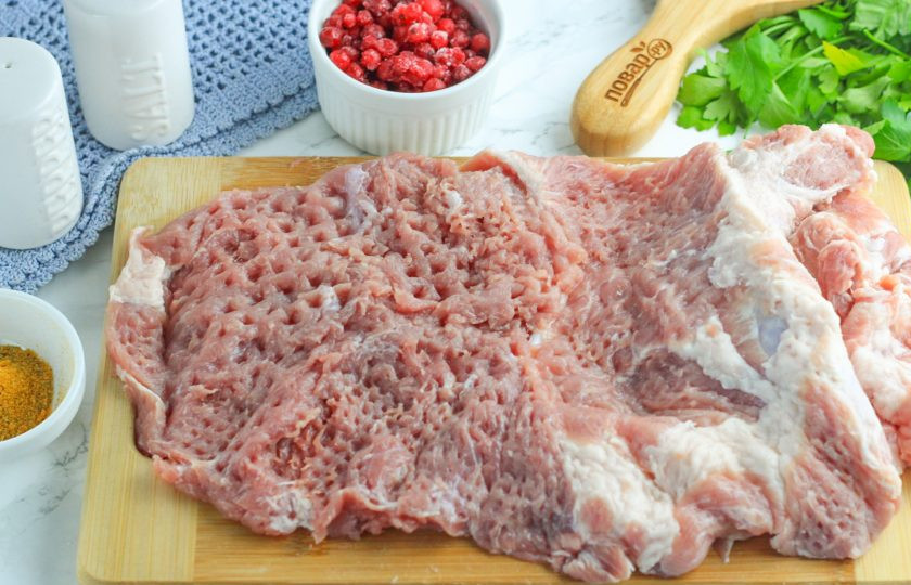 1. Этап. Мясной рулет с брусникой в духовке: Промойте мясо и обсушите его бумажными салфетками. Разрежьте его на широкий пласт, подрезая вокруг середины, как рулет. Отбейте кулинарным молоточком, как для отбивных.