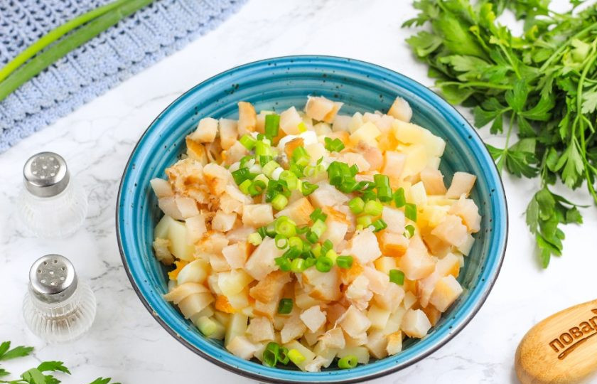 1. Этап. Салат с масляной рыбой: Срежьте кожу с куска слабосоленой масляной рыбы, нарежьте мякоть мелкими кубиками. Измельчите промытый зеленый лук и добавьте обе нарезки в емкость к другим ингредиентам. Всыпьте молотый черный перец. На этом этапе можно добавить и измельченный укроп, петрушку.