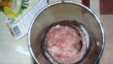 1. Этап. Икра из желатина для торта: Высыпаем в сок желатин и оставляем для набухания.