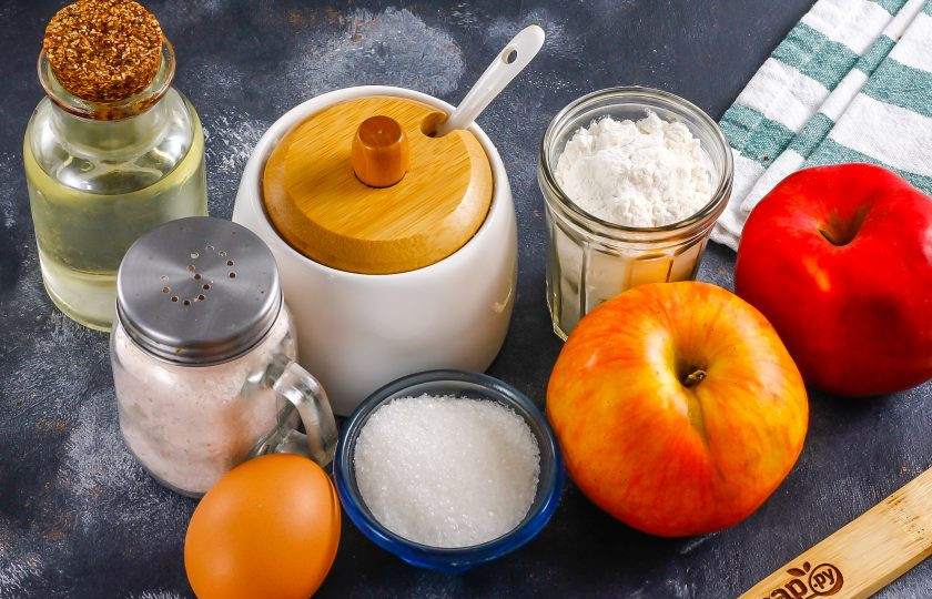 1. Этап. Жареные яблочные кольца: Подготовьте указанные ингредиенты. Яблоки выбирайте сладких или кисло-сладких сортов.