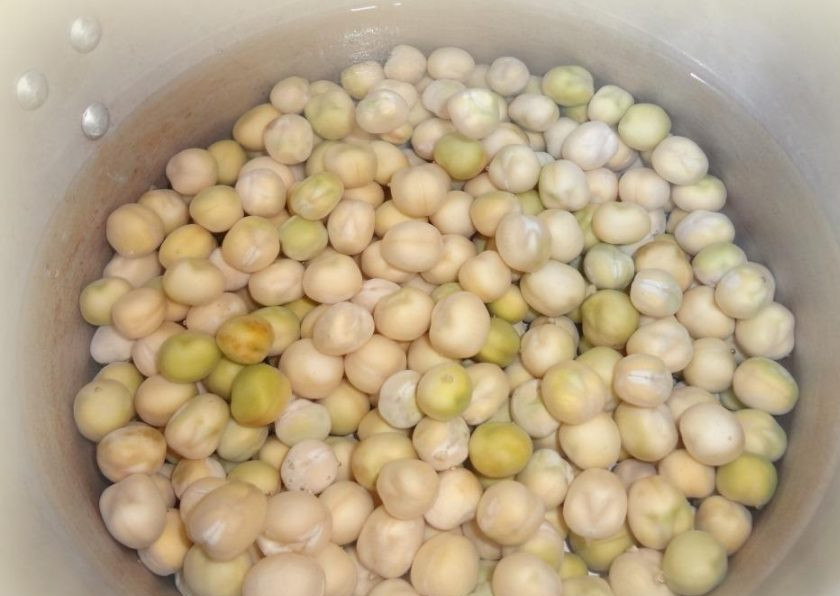 1. Этап. Бурый рис на сковороде: Горошек замочите заранее на пару часов. А потом отварите до готовности.