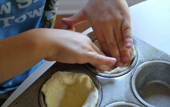 1. Этап. Кекс из брокколи: 1. Включите духовку и разогрейте до 200 градусов. С помощью кисточки смажьте маслом формочки для кексов. Отщипните кусочек теста, выложите его в форму и разровняйте, чтобы в центре было углубление.