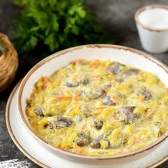 Куриные сердечки тушеные с тыквой в сметанном соусе