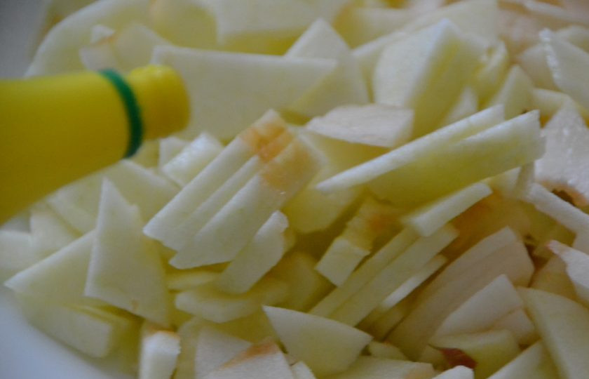 1. Этап. Ленивый яблочный штрудель: Сбрызните яблоки лимонным соком, чтобы они не потемнели.