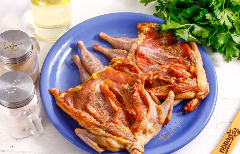 1. Этап. Перепелка табака: Перепелов промойте в воде, разрежьте по спине, раскрывая как книжку. Если тушки крупные, то слегка отбейте грудку птиц кухонным молоточком для отбивных или ребром ножа. Обмакните бумажными салфетками, удаляя лишнюю жидкость. Посолите и поперчите тушки со всех сторон.