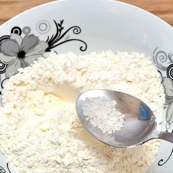 1. Этап. Французский багет: 2. В другой миске смешайте оставшуюся муку с солью.