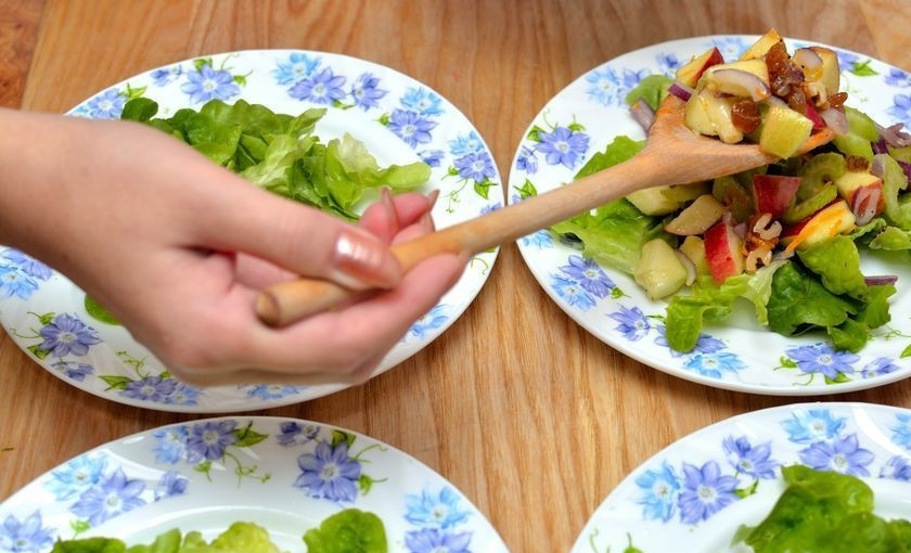 1. Этап. Салат с сельдереем стеблевым: Для подачи промойте и нарвите шпинат.