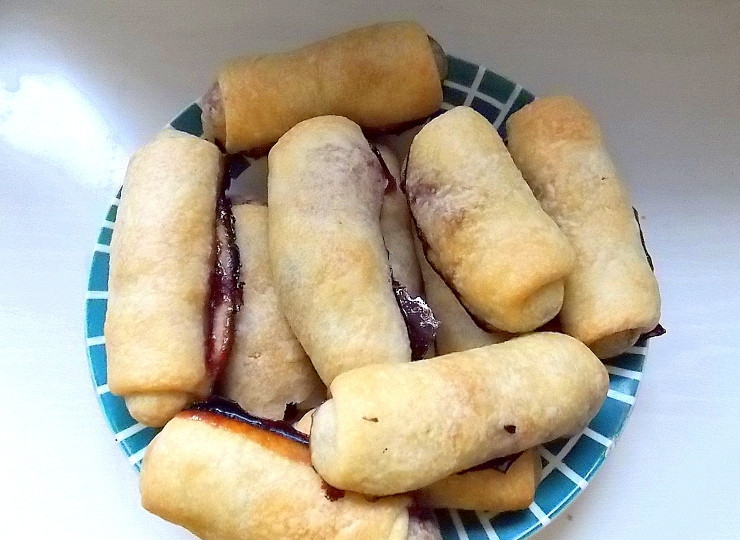 1. Этап. Хрустящие трубочки с малиной: Выпекайте в горячей духовке при температуре 180 градусов, примерно 20-25 минут.