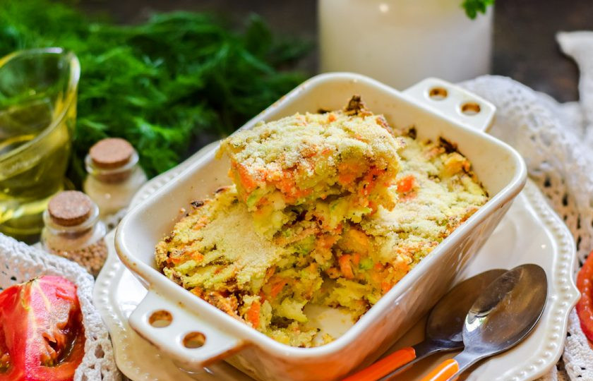 1. Этап. Постный пирог с кабачками: Готовый пирог прекрасно нарезается даже в горячем виде. Подавайте его к столу сразу.