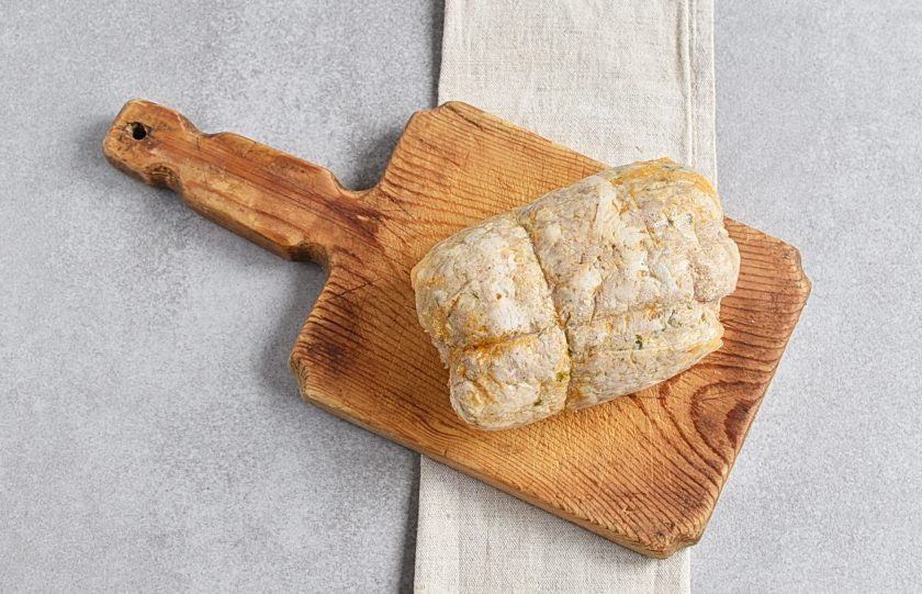 1. Этап. Домашняя ветчина из курицы: Остывшая ветчина замечательно режется тонкими ломтиками.