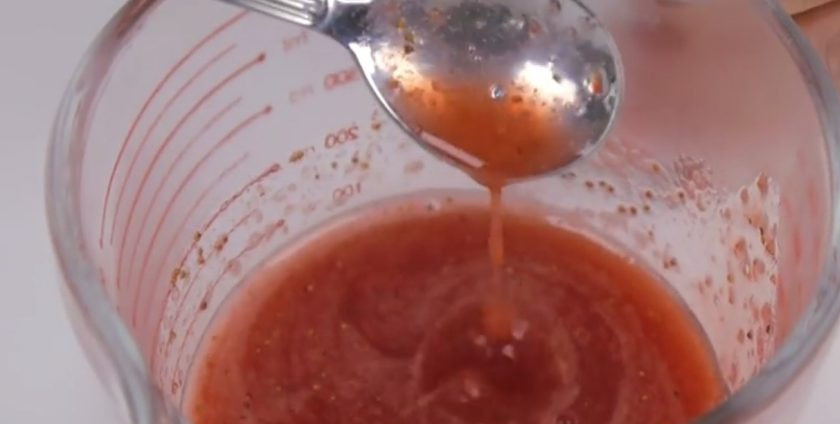 1. Этап. Нежный торт Мечта: 7. Доведите до кипения в микроволновке, размешайте до полного растворения сахара и остудите. Желатин залейте холодной кипяченой водой и оставьте для набухания. У коржа подровняйте верхушку и зачистите боковую часть.