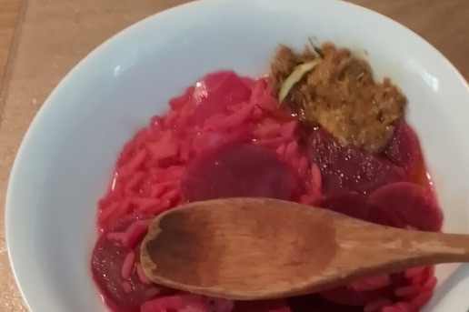 1. Этап. Ризотто в кокосово-свекольном соусе: Разложить рис по блюдам. Подавать с заправкой на стороне. Приятного аппетита.