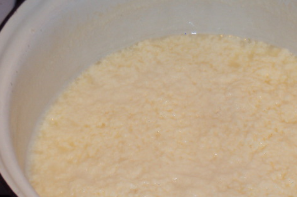 1. Этап. Овечий сыр в домашних условиях: Варим 5 минут.