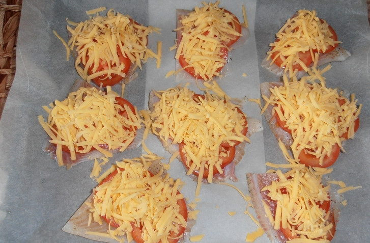 1. Этап. Тилапия в духовке с сыром: Присыпаем тертым сыром. Выпекаем в духовке 30 минут, температура 180 градусов.