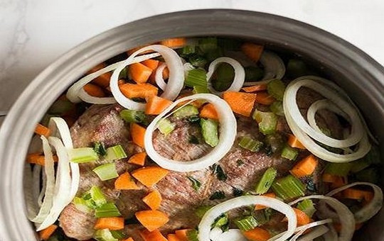 1. Этап. Мясо в красном вине: Когда кусок мяса хорошо обжарится, добавьте нарезанные овощи, гвоздику и лавровый лист.