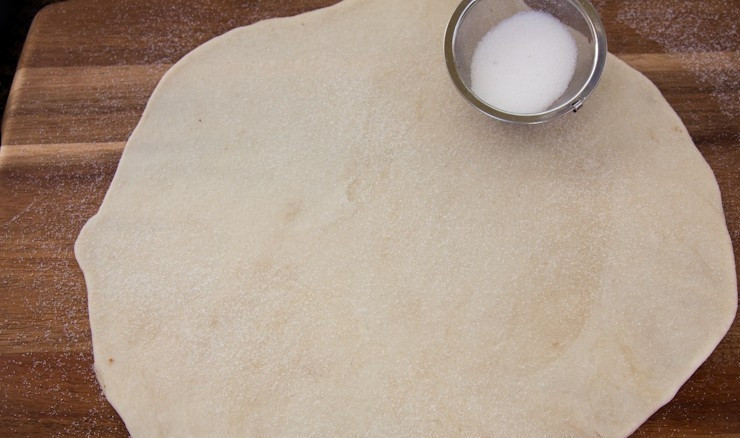 1. Этап. Песочное печенье Аленка в пеленке: Раскатайте тесто в круг, посыпьте сахаром.