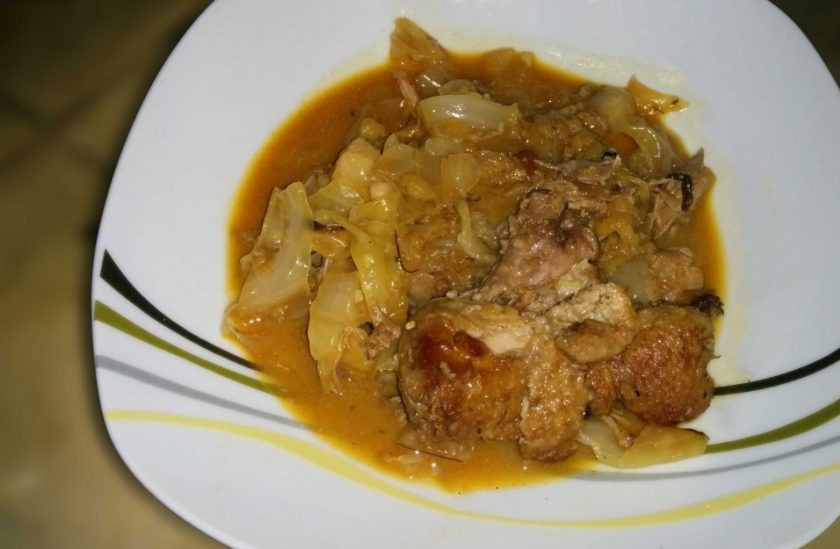 1. Этап. Гусь, тушенный кусочками с яблоками: 7. Готовое блюдо выкладываю на тарелку вместе с гущей и образовавшейся юшкой, подаю горячим.