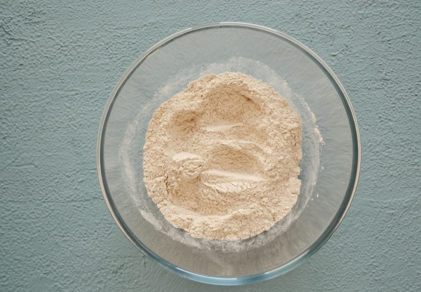 1. Этап. Цельнозерновые лепешки: В большой миске смешайте муку и соль.