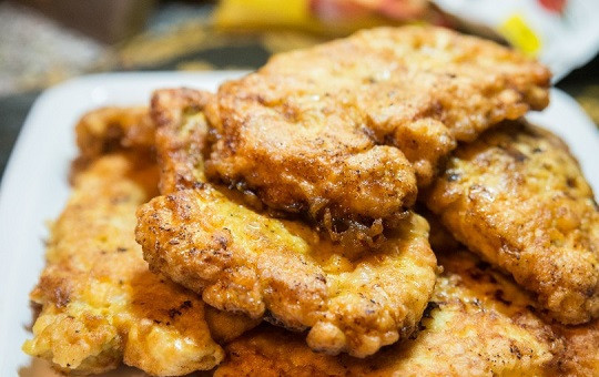 1. Этап. Отбивные в яйце и муке: 5. Готовые отбивные в яйце и муке в домашних условиях можно выложить на бумажное полотенце, чтобы убрать лишнее масло.