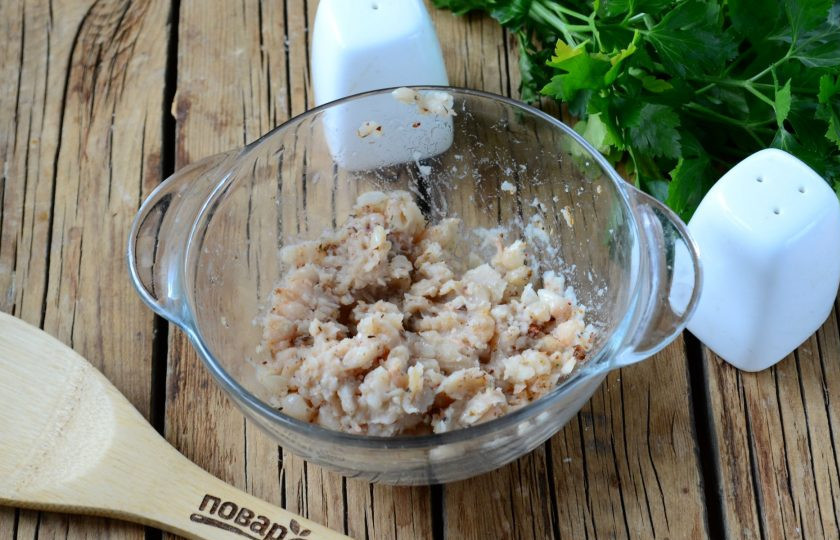 1. Этап. Качори: Пропустите эту массу через мясорубку или измельчите с помощью кухонного комбайна. А если фасоль у вас получилась очень мягкой, то просто разомните ее вилкой, перемешав со специями.