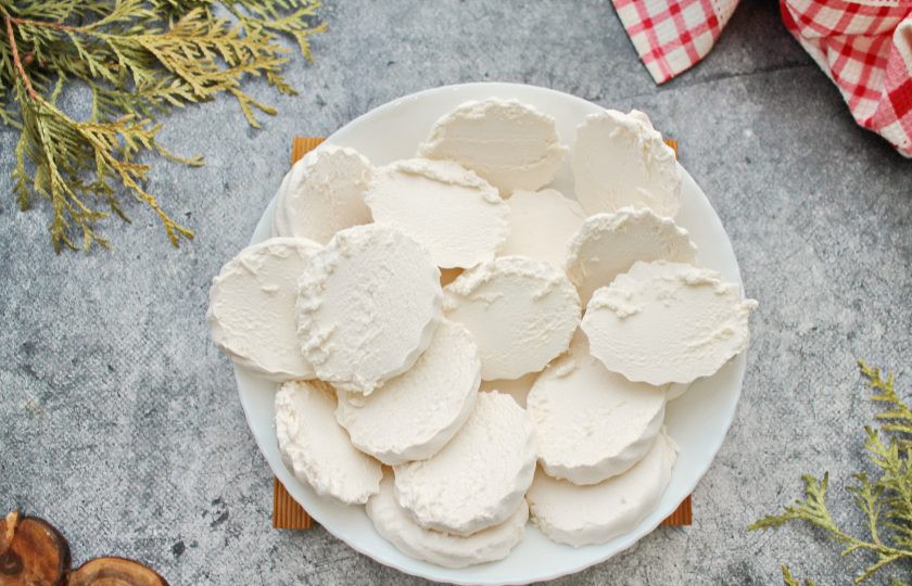 1. Этап. Торт из зефира с клубникой без выпечки: Зефир разделите на две половинки и каждую разрежьте вдоль на две части.