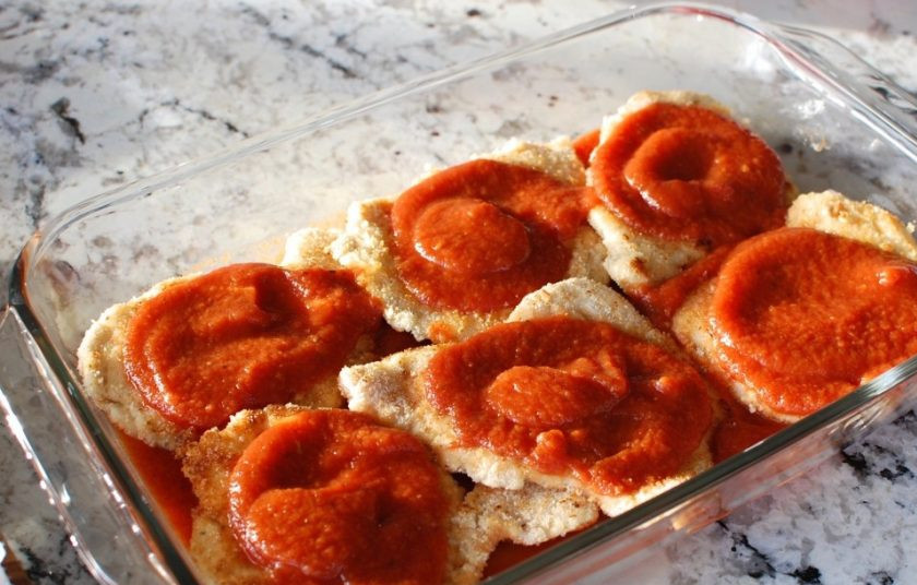 1. Этап. Куриные грудки с сыром в духовке: 9. На каждый кусочек выложите оставшийся соус.