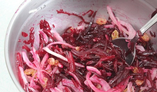 1. Этап. Салат свекольный По-другому: Добавить растительное масло, щепотку соли. Перемешать.