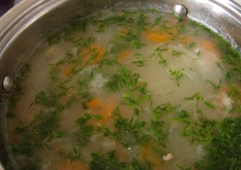 1. Этап. Суп из консервированного тунца: В момент, когда рис с овощами почти готов - добавляем туда консервы вместе с жидкостью.