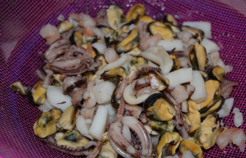1. Этап. Морской коктейль в рассоле: Затем воду слейте, а морепродукты остудите.