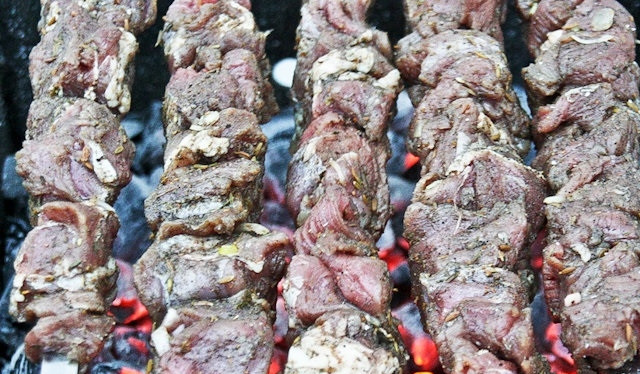 1. Этап. Шашлык из говяжьей вырезки: 6. Вот и весь секрет, как сделать шашлык из говяжьей вырезки. Осталось только подготовить огонь, нанизать его на шампура и пожарить.