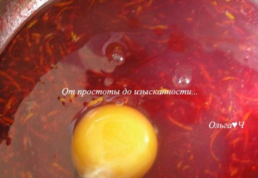 1. Этап. Лимонно-малиновое пирожное: Добавьте белки и яйцо, хорошо перемешайте венчиком.