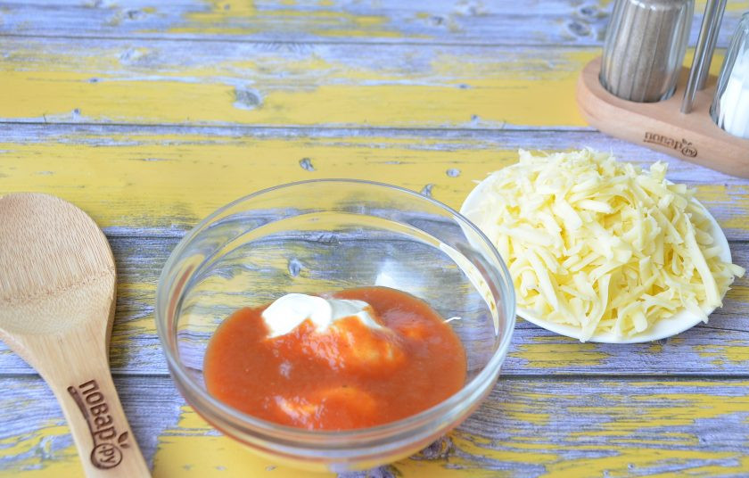 1. Этап. Мясные буханки с сюрпризом: 10. Соедините сметану с аджикой или томатным соусом. Натрите на крупной терке сыр.