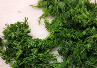 1. Этап. Суп из консервированного тунца: Нарезаем укроп.