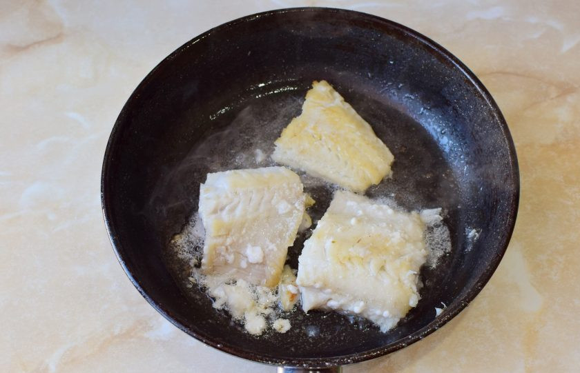 1. Этап. Салат с треской и огурцом: Рыбу обжарьте 4-5 минут на небольшом огне с двух сторон. Подсолите.