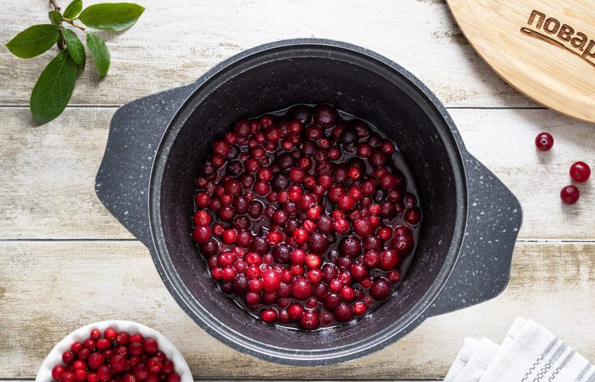 1. Этап. Варенье из клюквы и брусники: Переложите ягоды в кастрюлю с толстым дном. Доведите до кипения.