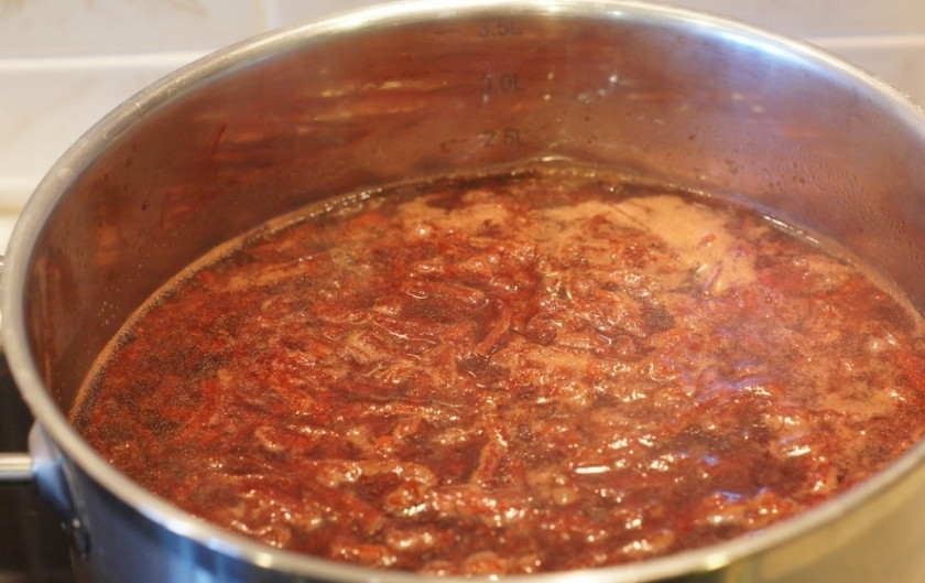 1. Этап. Свекольник горячий с мясом: 4. Отправляем свеклу в бульон и провариваем около 25 минут. Затем добавляем туда поджарку из лука и моркови, солим и перчим по вкусу. Еще через 20 минут положите в суп нарезанную курицу.