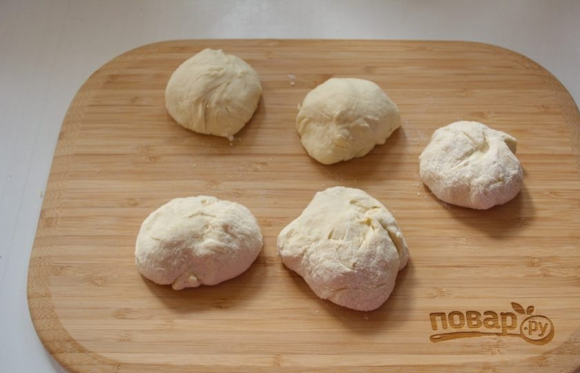 1. Этап. Роти Канай: Разделите тесто на несколько частей.