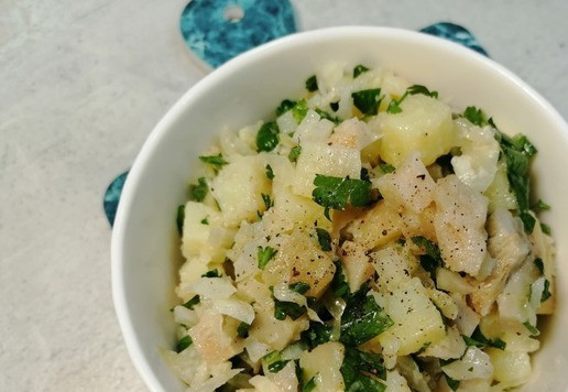 1. Этап. Картофельный салат с солеными груздями: Салат готов. Дать настоятся некоторое время при комнатной температуре. При подаче добавить сверху молотый черный перец по вкусу. Приятного аппетита!