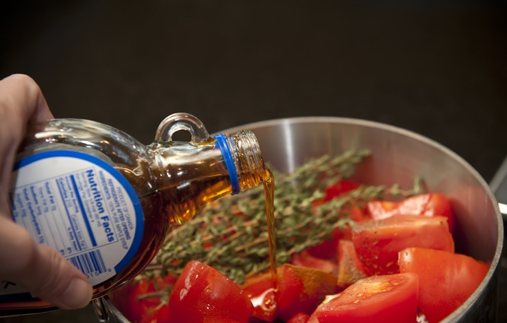 1. Этап. Джем из помидоров: 3. Перемешайте все ингредиенты джема в большой кастрюле. Т.е. смешайте помидоры, лимонный сок, тимьян, бальзамический или винный уксус, корицу, соль, перец. Затем добавьте сироп. Отлично, если у вас имеется кленовый сироп. Но его несложно заменить, просто сварив воду с сахаром. На полстакана воды используйте 3-4 столовые ложки сахара.