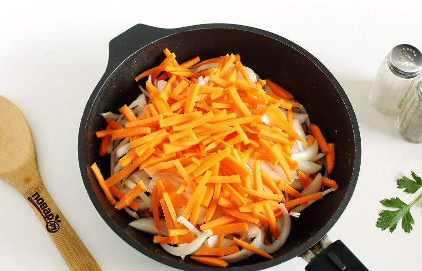 1. Этап. Салат Днепровский: Затем добавьте нарезанный перьями лук и морковь, нарезанную небольшой соломкой.